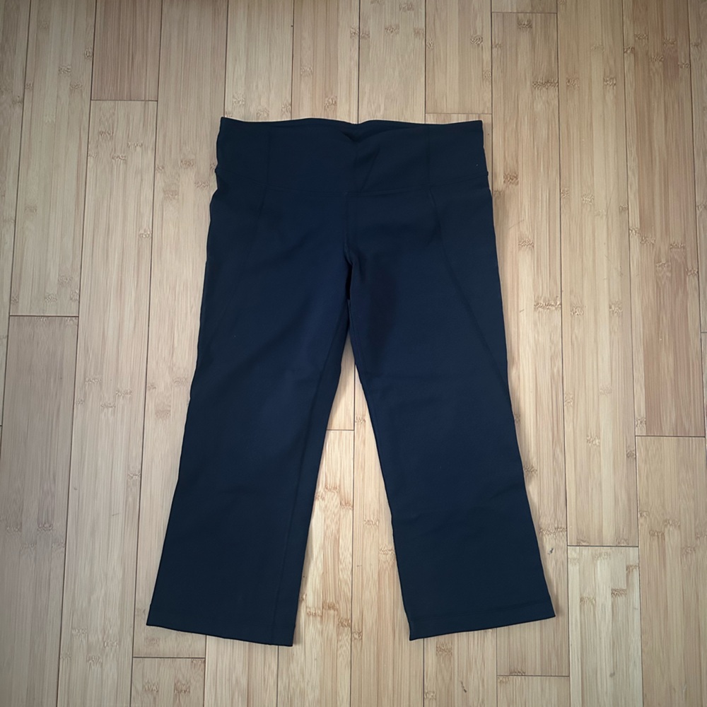 Lululemon kick flare capri pants size 8 solid black